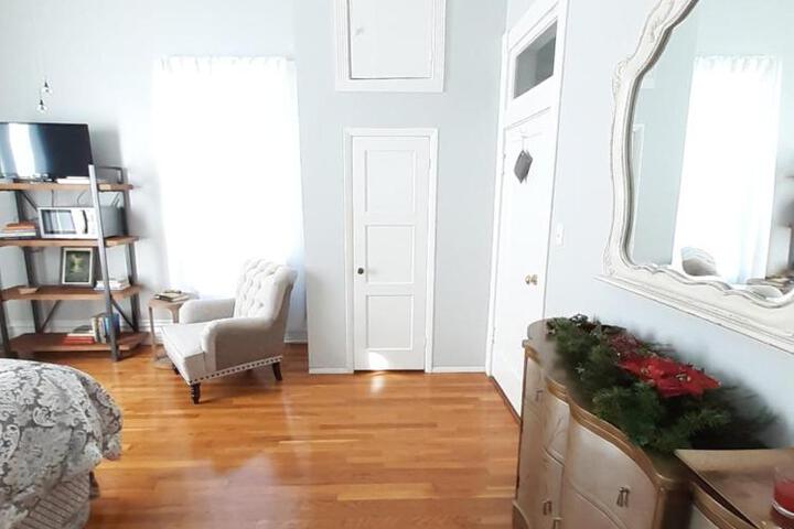 Queens Chamber w King Heavenly Bed at Nottingham Place in Wise