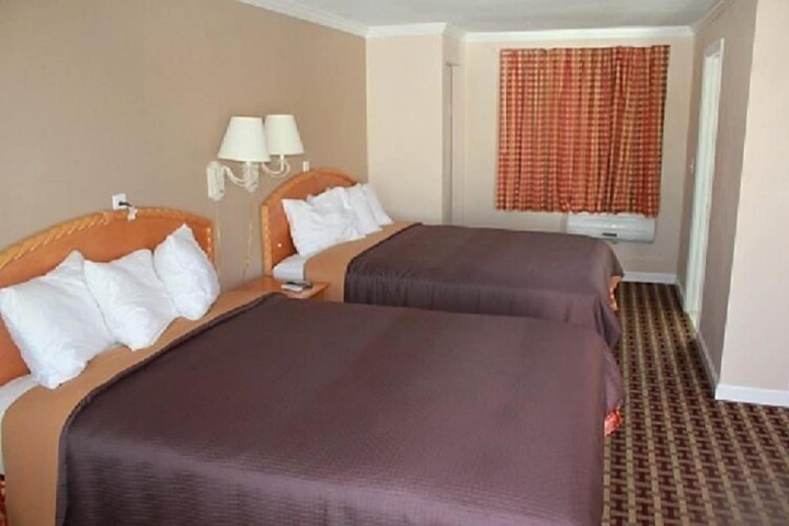 Room 6 of 18