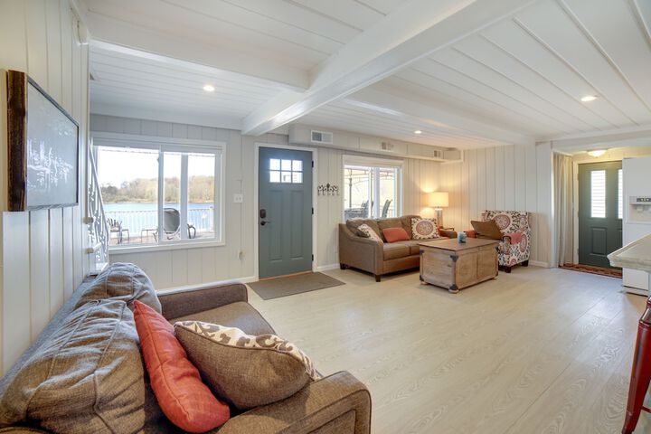 Big Pine Island Lake Cottage w / Boat Dock & Kayaks