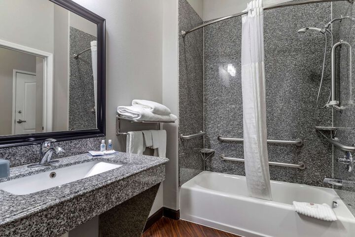 Comfort Inn & Suites Cleveland TX