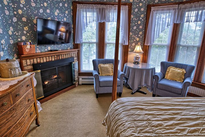 Rockwell Falls Inn and Wine Bar