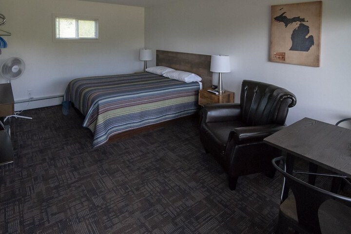 Three Lakes Motel