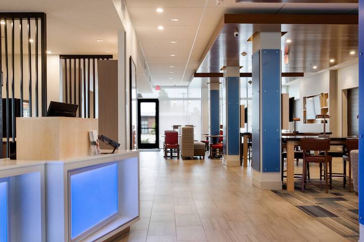 Holiday Inn Express & Suites Racine by IHG