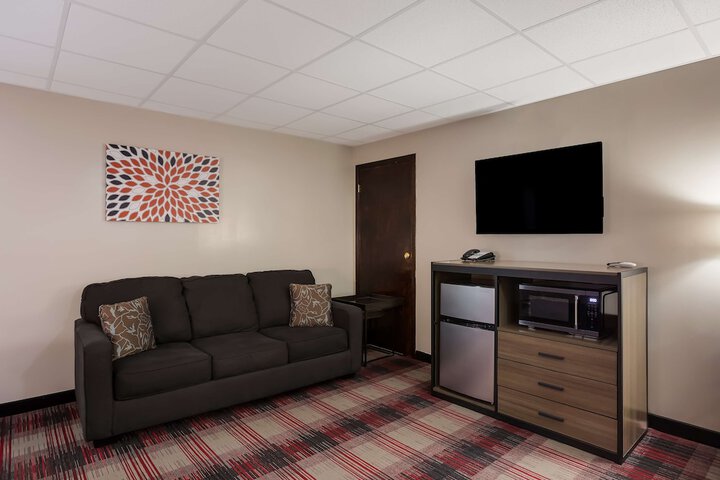 Room 11 of 33