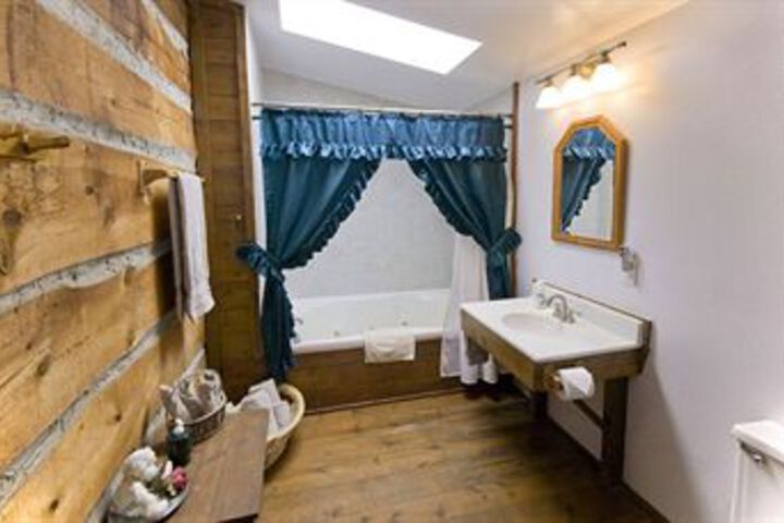 Galena Log Cabin Getaway