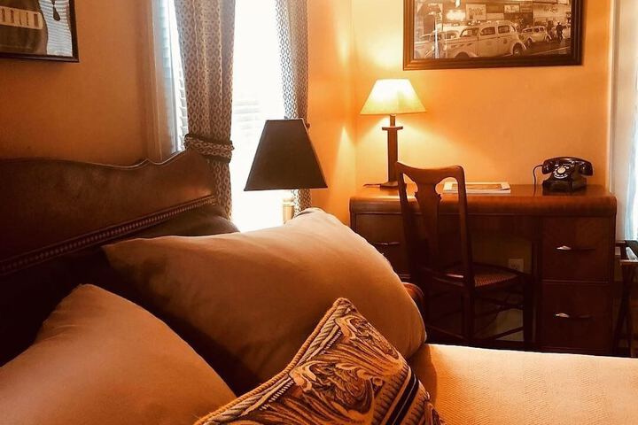 PRINCESS ANNE BOOK LOVERS INN