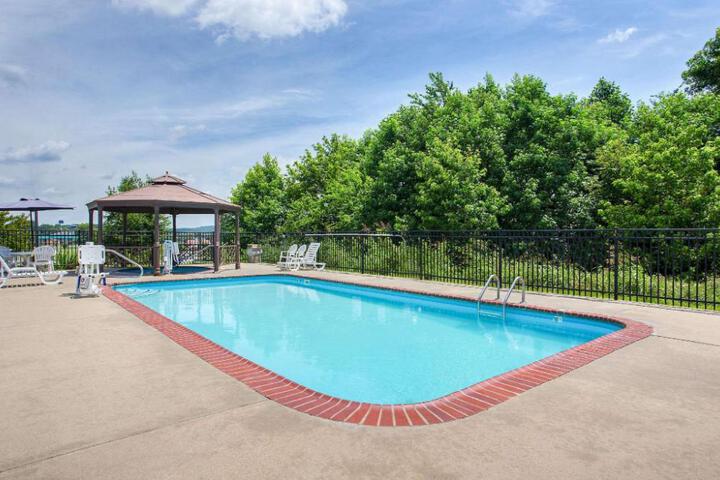 Super 8 by Wyndham Cave City