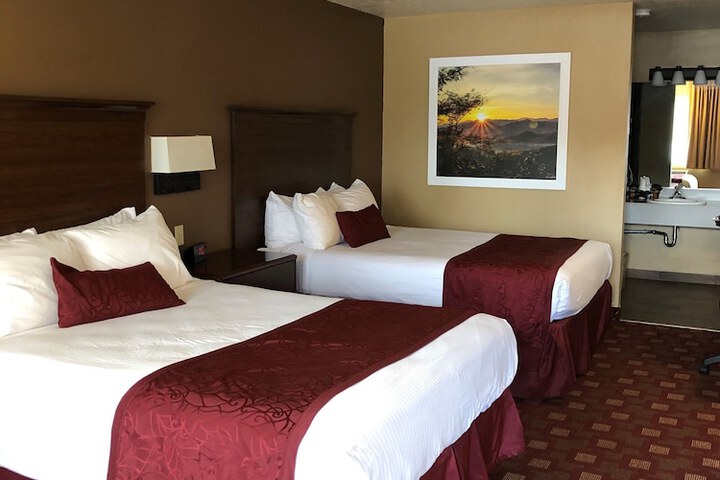 Days Inn & Suites by Wyndham Logan