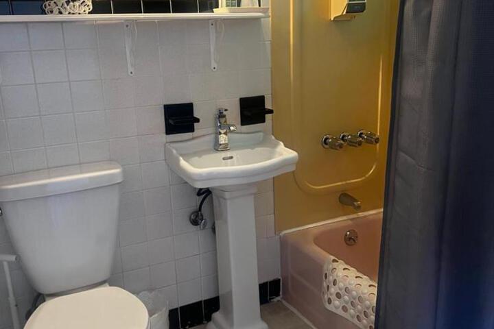 Claddagh Motel & Suites
