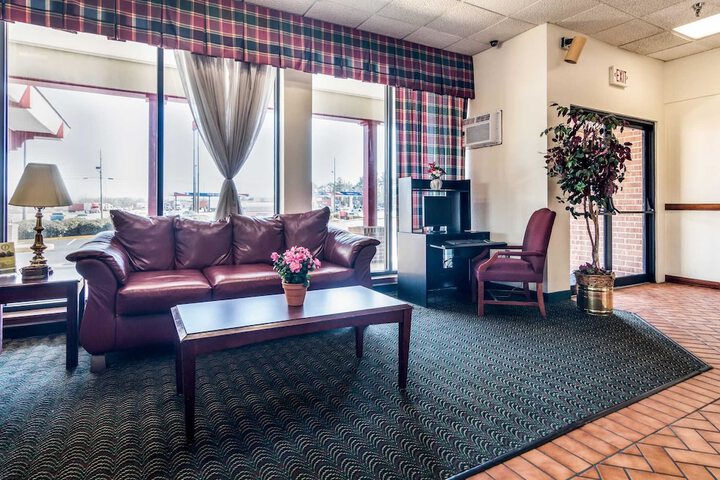 Econo Lodge Inn & Suites Conference Center