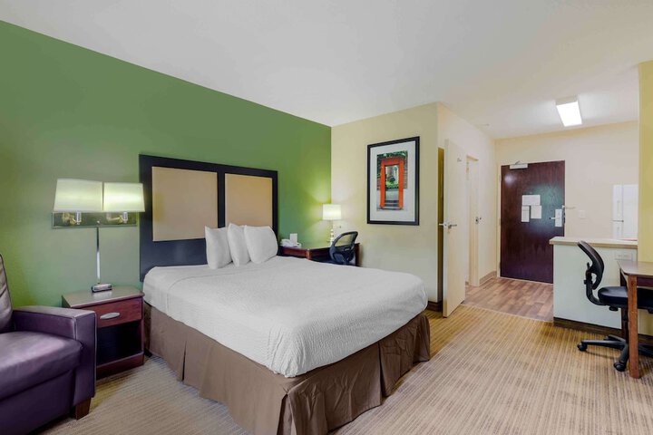 Room 17 of 28