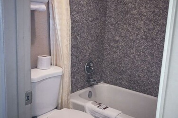 Room 5 of 12