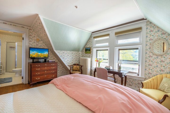 Room 161 of 275