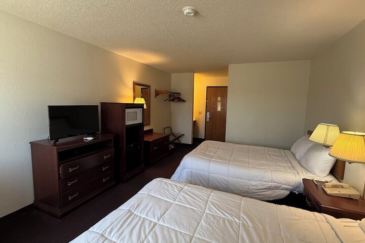 Clarion Hometown Inn
