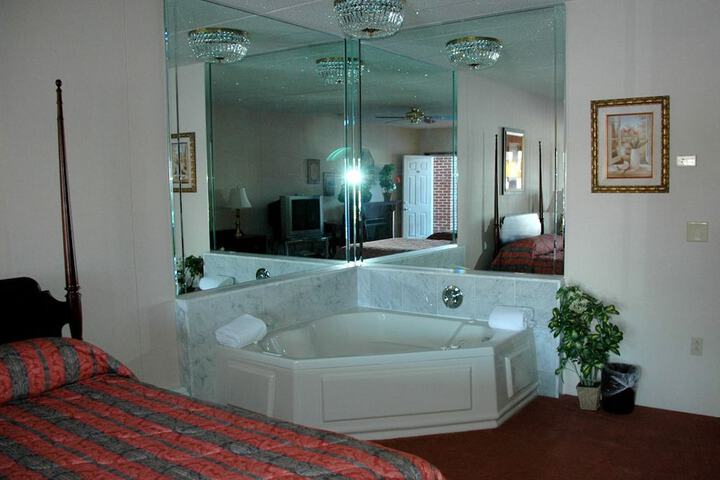 Lockport Inn & Suites