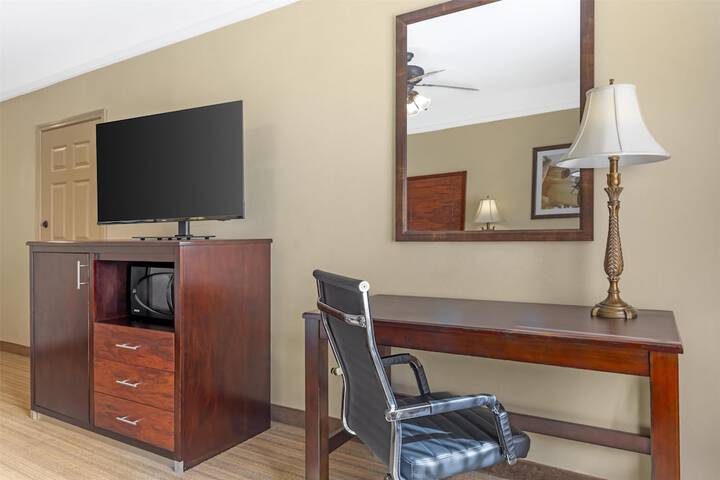 Best Western Plus Monica Royale Inn & Suites