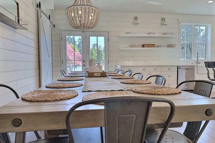 Serene 5BR Farmhouse Retreat Shoreline