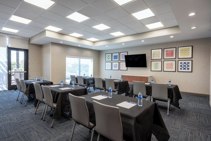Holiday Inn Express & Suites Gilbert Mesa Gateway Airport by IHG