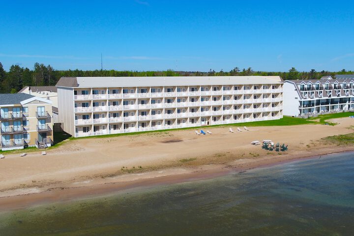 Mackinaw Beach & Bay Inn & Suites