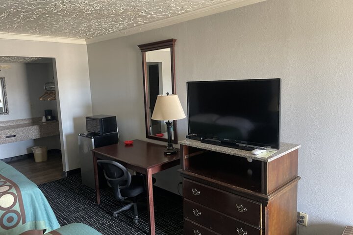 Room 11 of 16