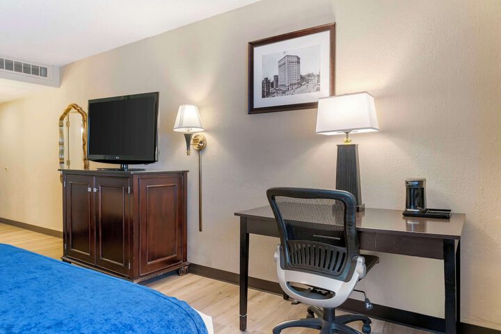 Room 53 of 76