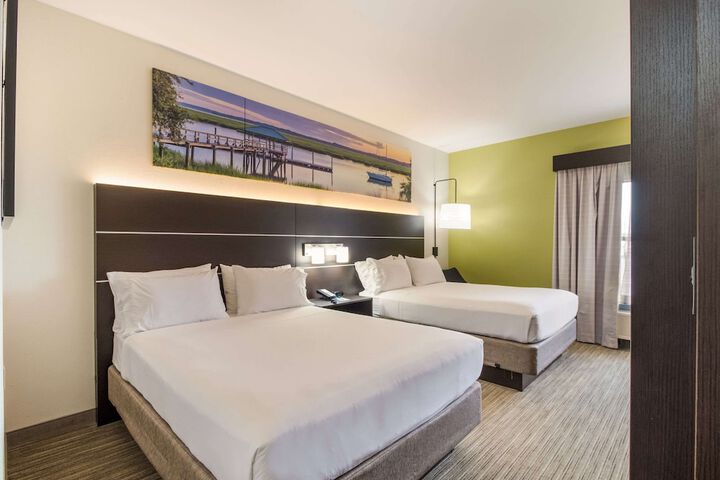 Room 10 of 28
