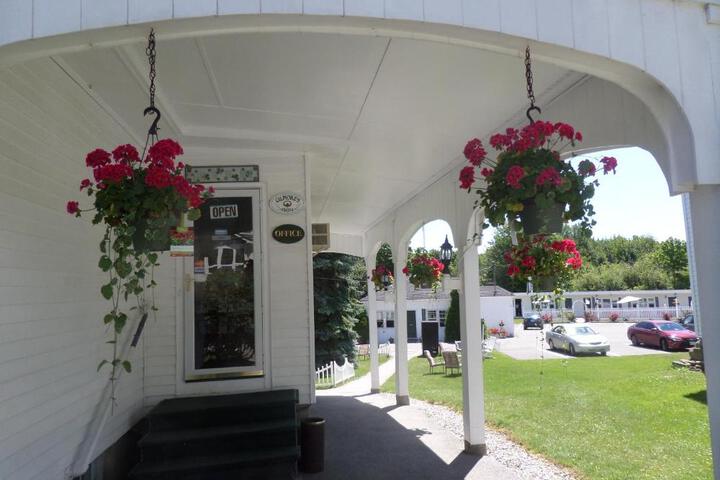 Claddagh Motel & Suites