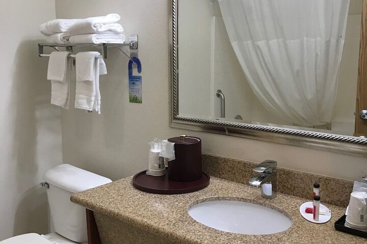 Days Inn & Suites by Wyndham Gresham