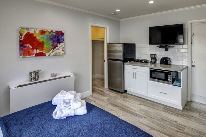 May-Dee Suites