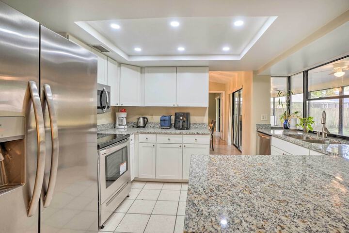 3 Mi to Philippe Park & Pier: Stunning Retreat