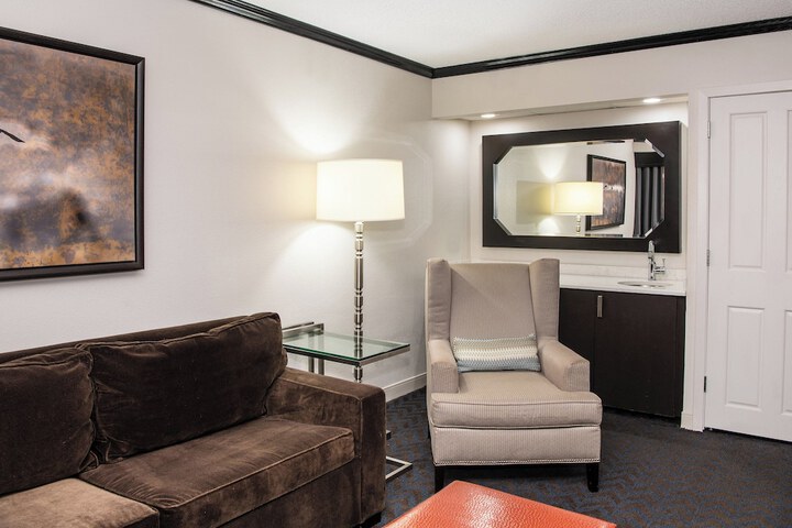 Lounge 80 of 90