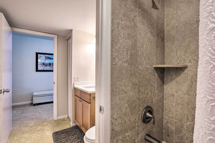 Jupiter Bay Condo w / Pool Half Mile to Beach!