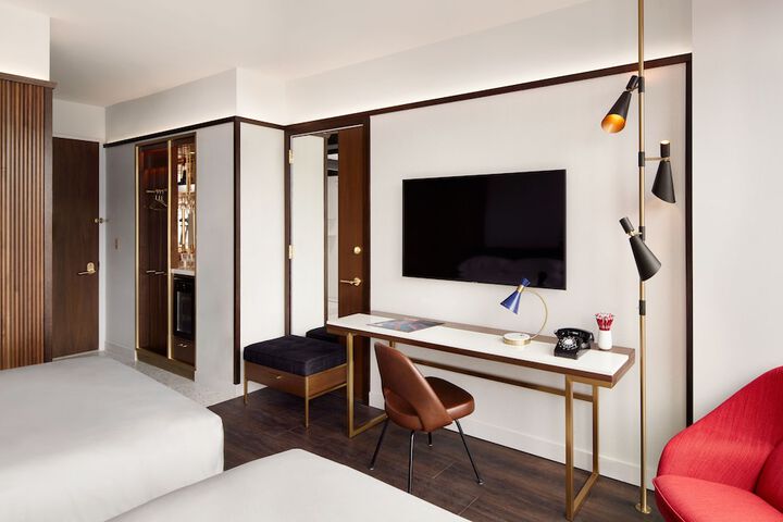 Room 10 of 28