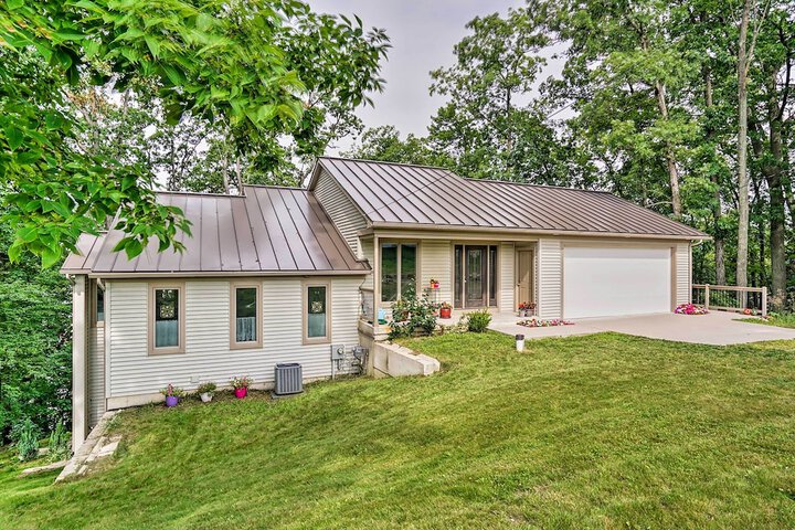 Grand Rapids Area Lakefront House w / Dock