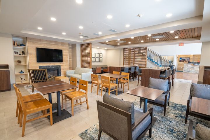 Country Inn & Suites by Radisson State College (Penn State Area), PA