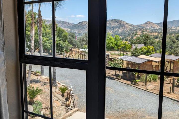Rustic Rooms Barn Loft (Upstairs Studio Apartment) Near Kings Canyon & Sequoia National Parks