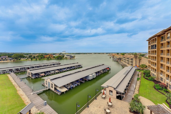 Lake LBJ Condo w / Private Balcony Lake Views