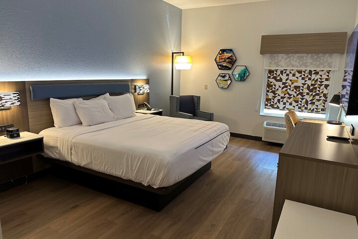 Room 26 of 40