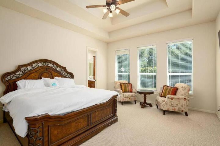Bedroom with 3.5-Bathroom near Golf Course!