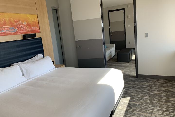Room 13 of 40