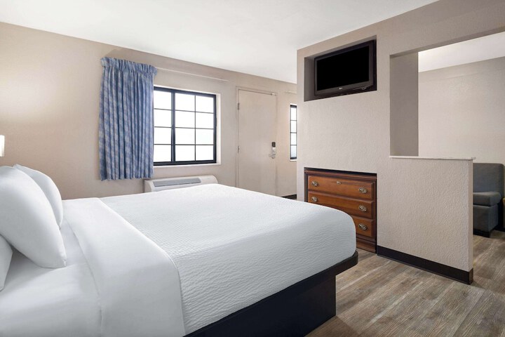 Days Inn & Suites by Wyndham Kokomo