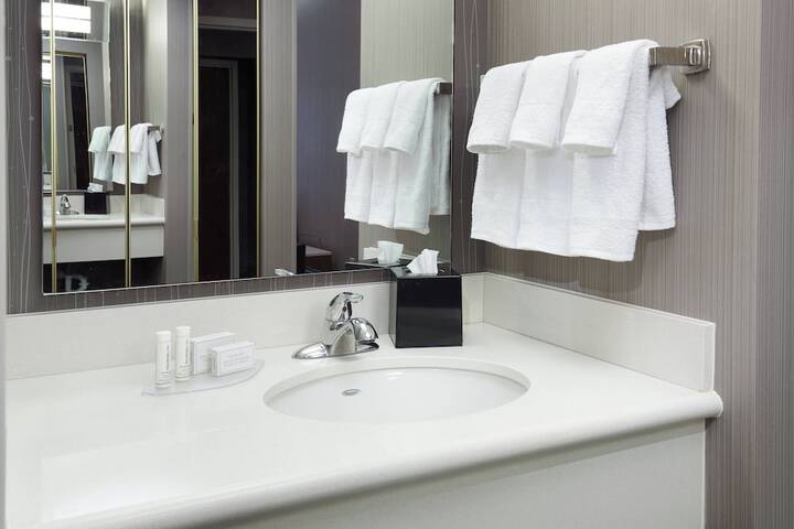 Courtyard by Marriott Cleveland Airport North