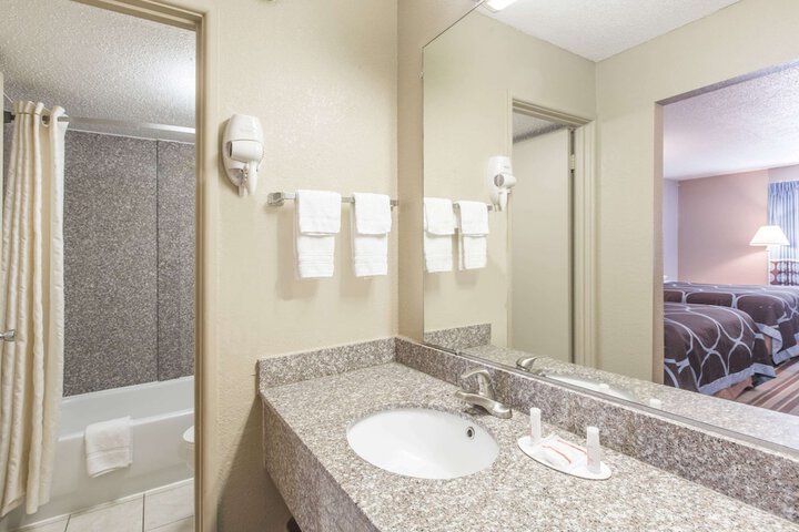Room 6 of 11