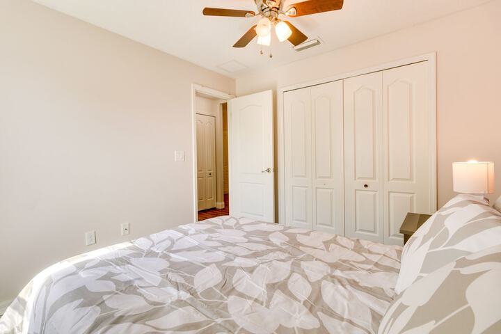 Charming Leesburg Getaway w / Screened Porch!