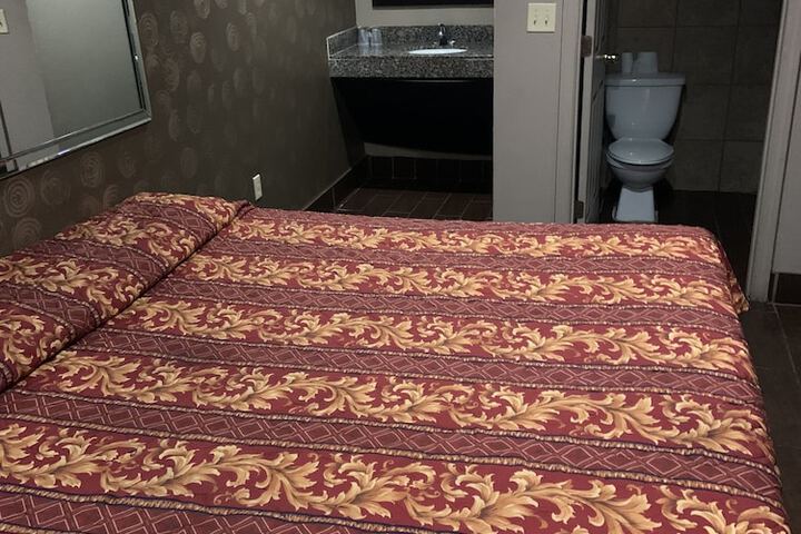 Room 12 of 16