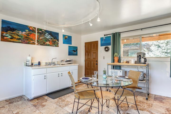Artsy Studio w / Patio: 25 Mi to Santa Fe