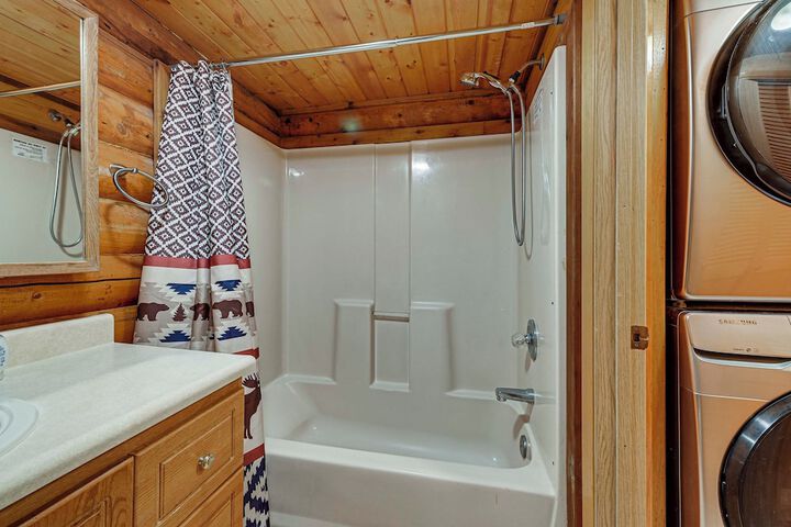 Roomy Log Cabin w / Hot Tub Walk to Kenai River!