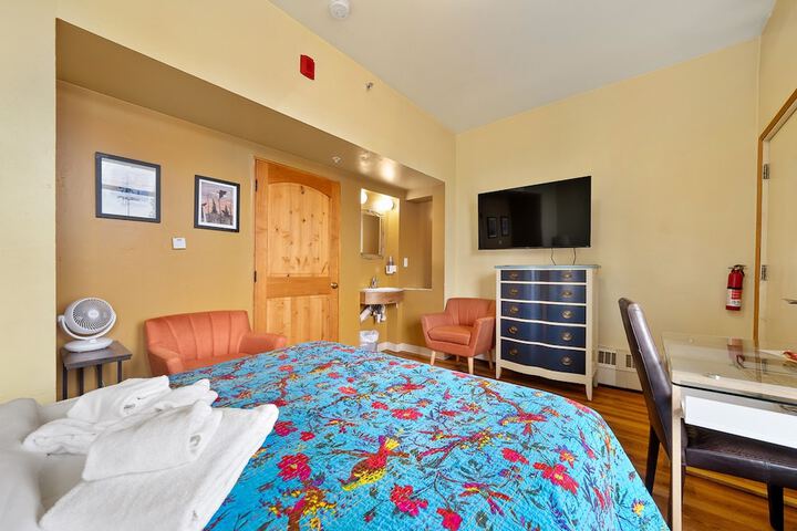 Room 10 of 38