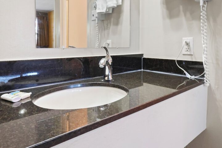 Dauphin Inn Express