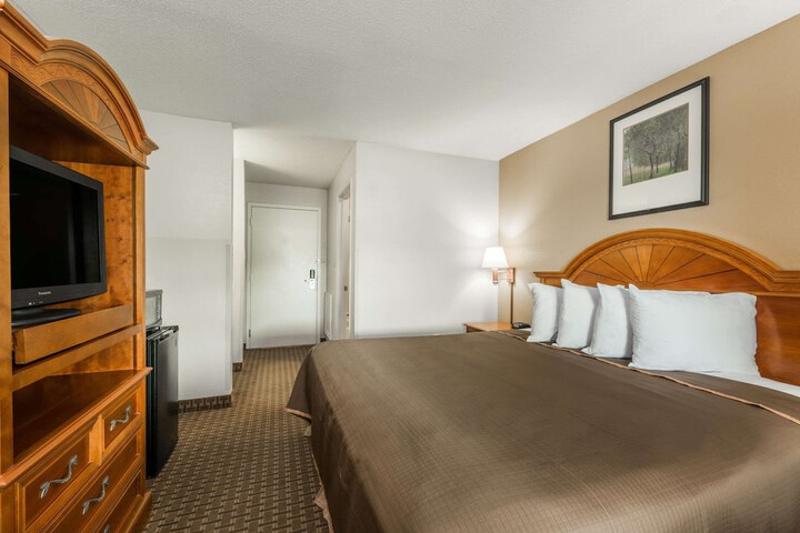 Howard Johnson Hotel & Suites by Wyndham Allentown / Dorney